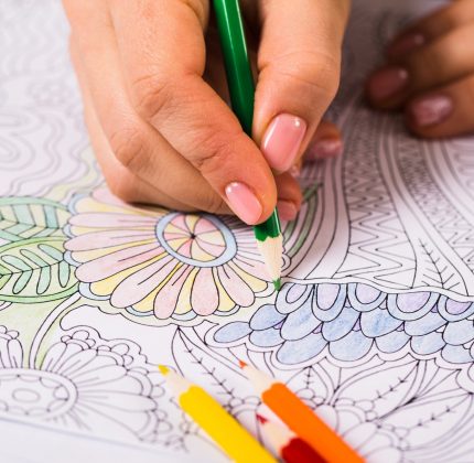 Des couleurs dans le confinement : et si vous vous lanciez dans le coloriage pour adulte ?