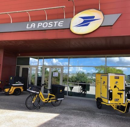 [ESAT] Les personnes accompagnées par l’Adapei 33 à La Poste : fiers de présenter leur travail à leur famille !