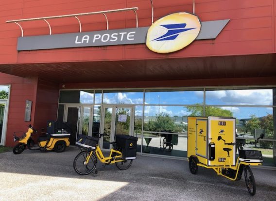 [ESAT] Les personnes accompagnées par l’Adapei 33 à La Poste : fiers de présenter leur travail à leur famille !