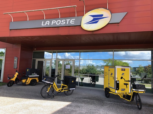 [ESAT] Les personnes accompagnées par l’Adapei 33 à La Poste : fiers de présenter leur travail à leur famille !