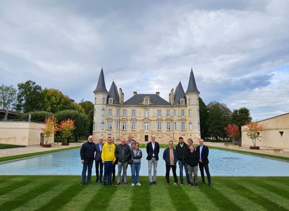 [PARTAGE] L’ESAT de Blanquefort découvre les vendanges aux côtés de la Compagnie Médocaine des Grands Crus